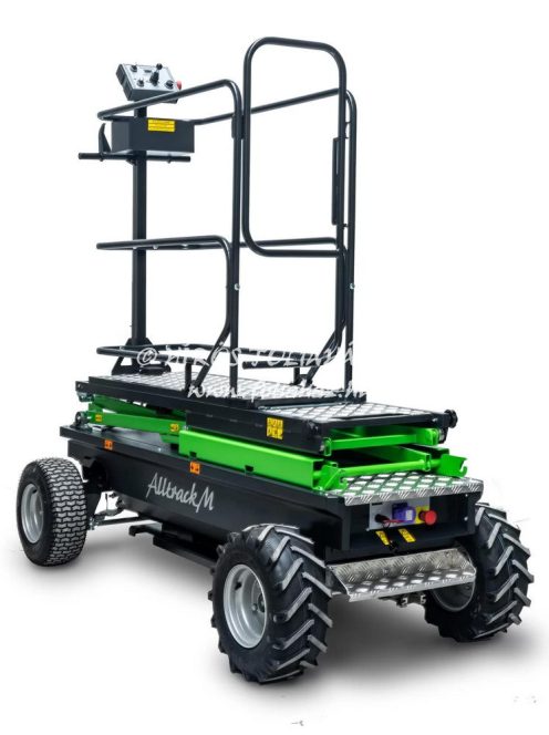 KORMÁNYOZHATÓ, GUMIKEREKES NÖVÉNYHÁZI MŰVELŐKOCSI KÉZI PLATFORM ÁLLÍTÁSSAL, KÖZEPES (ALLT M)